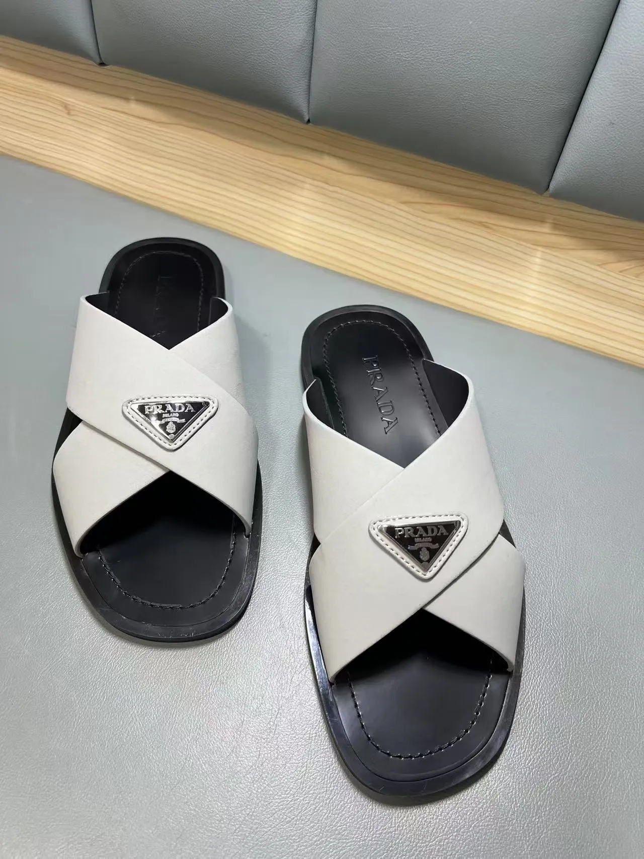 340💰PRADA Prada’s latest slippers are synchronized with the official website. This slipper is made of the brand’s unique and iconic Saffiano leather. The brand logo jumps out from the double straps, and the brand style is clearly visible. Cowhide gives men elegant charm and functional design, making it an ideal choice for vacation and leisure. Size:38-45
